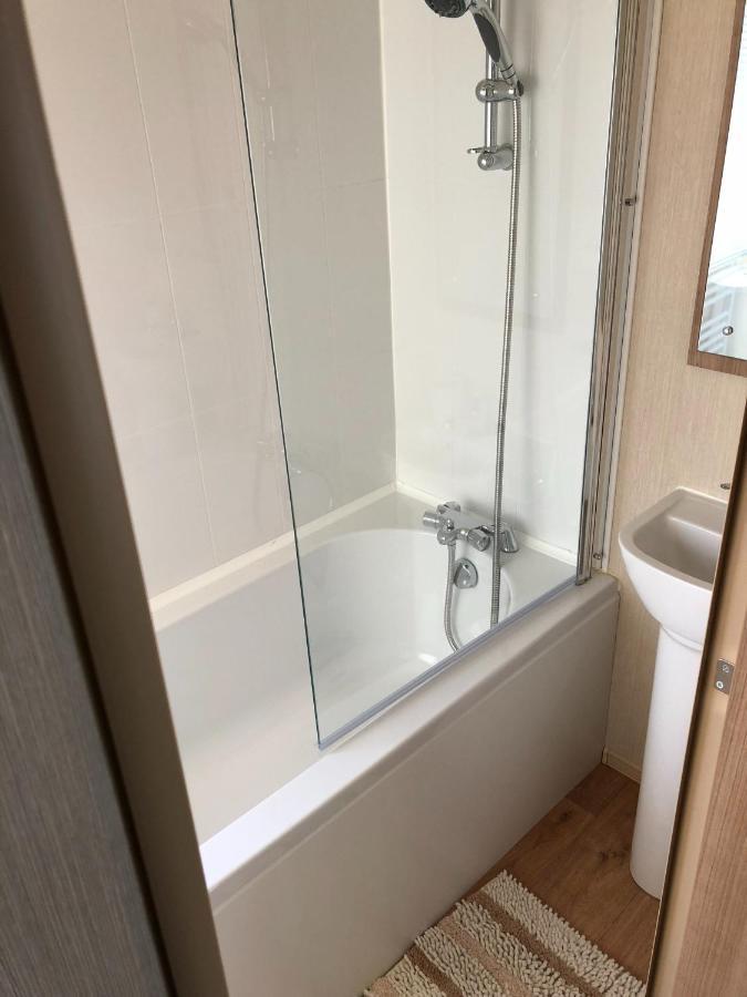 Lakeside Retreat 2 With Hot Tub, Private Fishing Peg Situated At Tattershall Lakes Country Park Exteriér fotografie