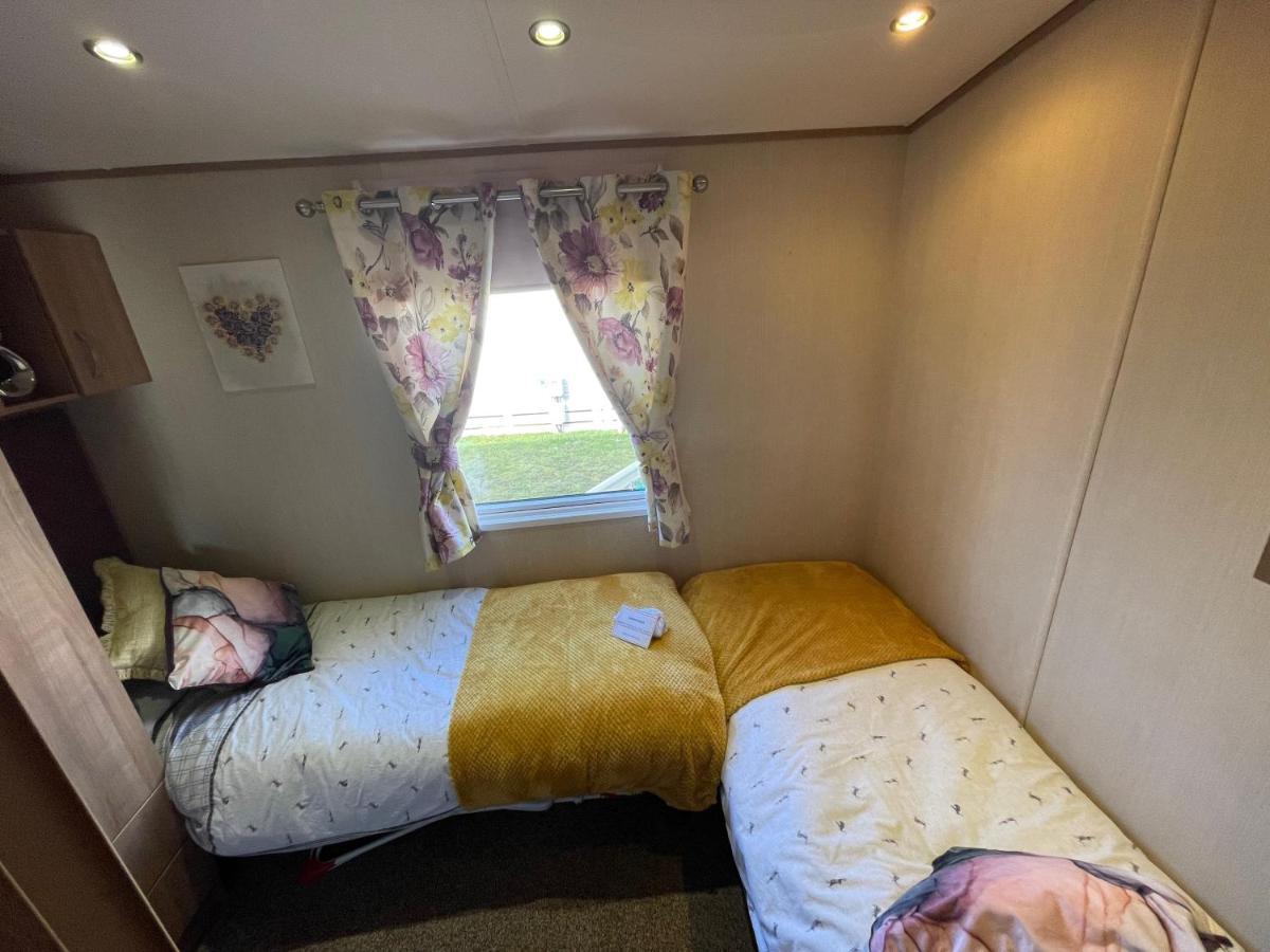 Lakeside Retreat 2 With Hot Tub, Private Fishing Peg Situated At Tattershall Lakes Country Park Exteriér fotografie