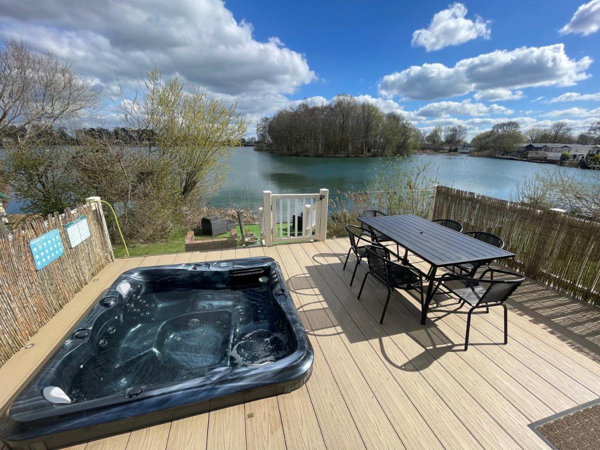 Lakeside Retreat 2 With Hot Tub, Private Fishing Peg Situated At Tattershall Lakes Country Park Exteriér fotografie