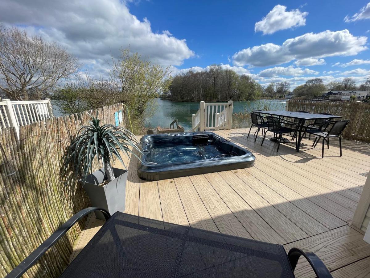 Lakeside Retreat 2 With Hot Tub, Private Fishing Peg Situated At Tattershall Lakes Country Park Exteriér fotografie