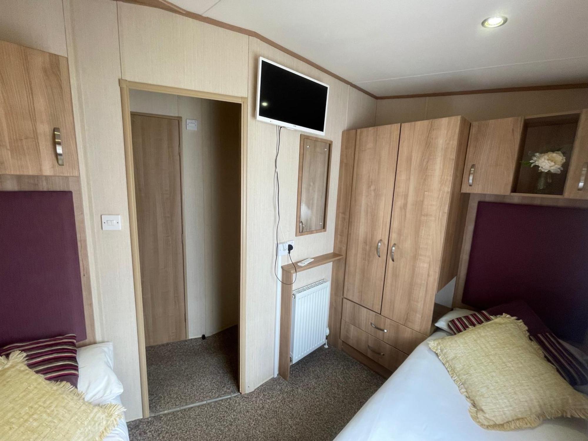 Lakeside Retreat 2 With Hot Tub, Private Fishing Peg Situated At Tattershall Lakes Country Park Exteriér fotografie