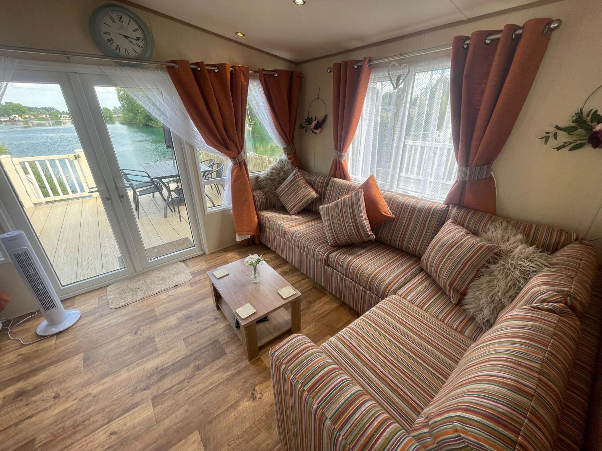 Lakeside Retreat 2 With Hot Tub, Private Fishing Peg Situated At Tattershall Lakes Country Park Exteriér fotografie