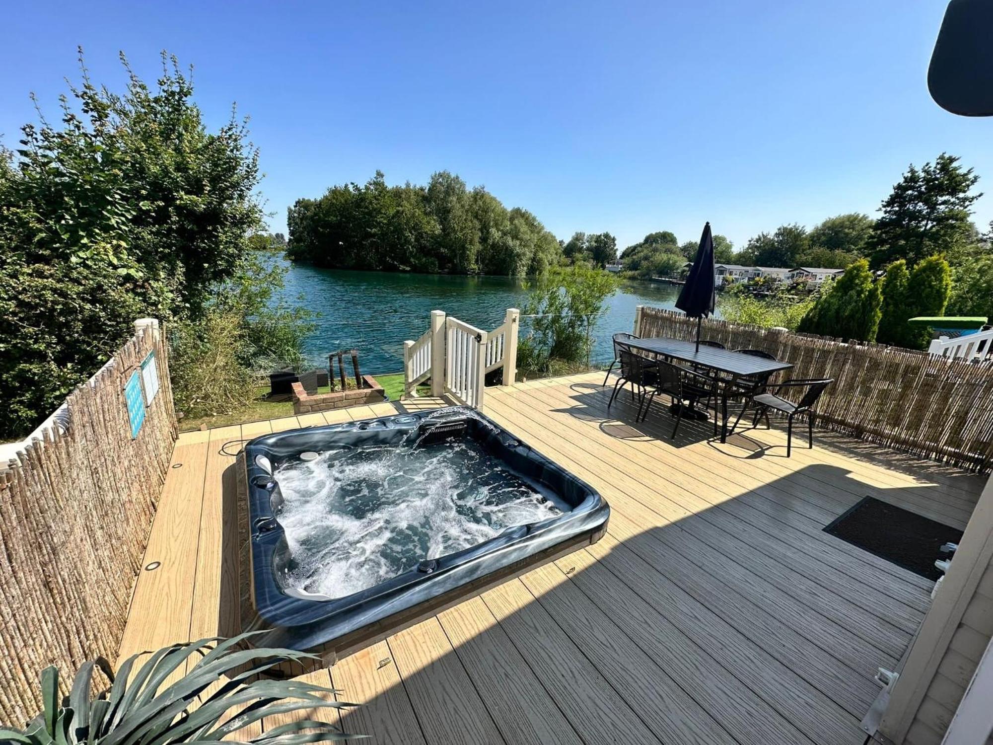 Lakeside Retreat 2 With Hot Tub, Private Fishing Peg Situated At Tattershall Lakes Country Park Exteriér fotografie