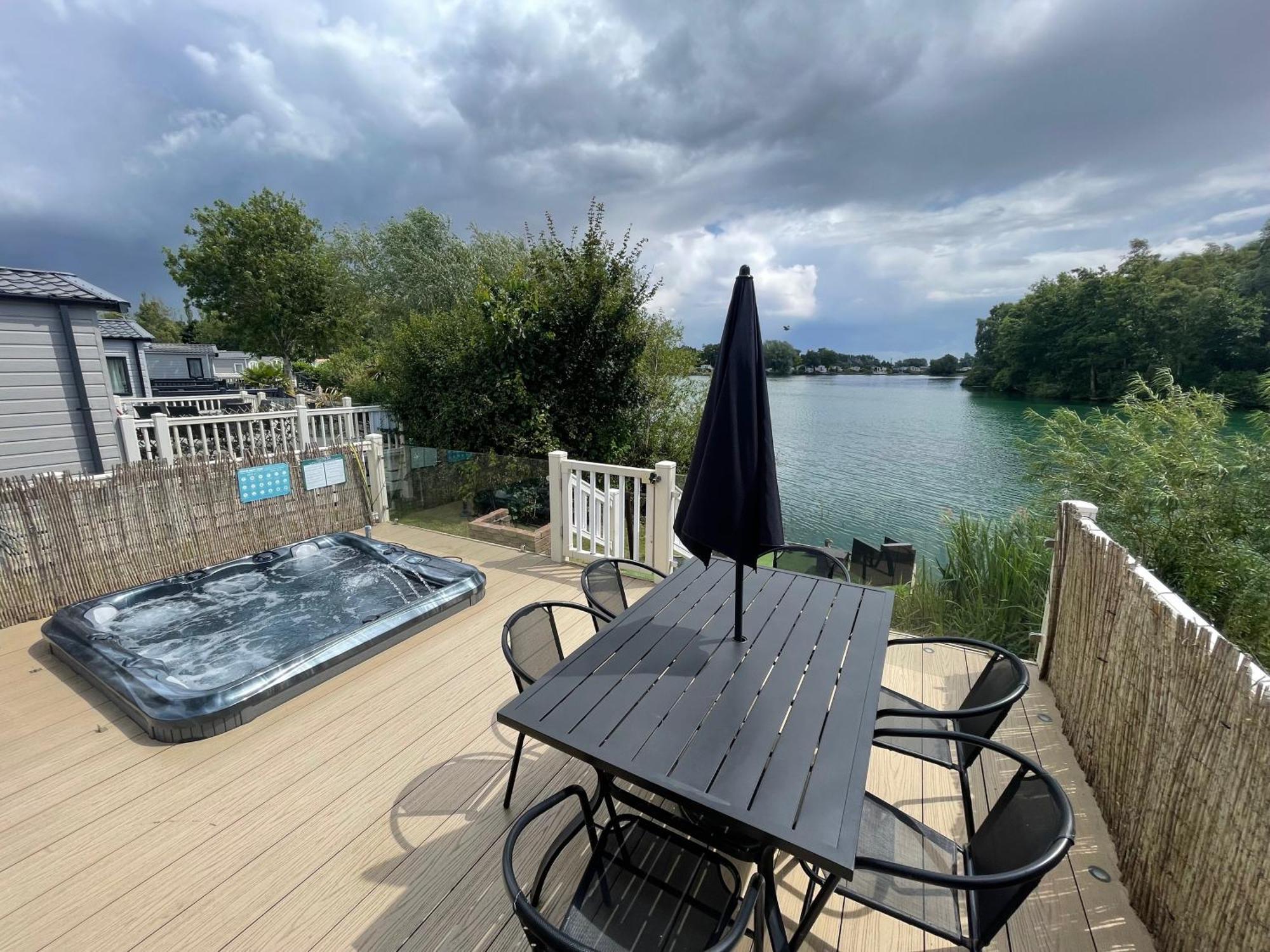 Lakeside Retreat 2 With Hot Tub, Private Fishing Peg Situated At Tattershall Lakes Country Park Exteriér fotografie