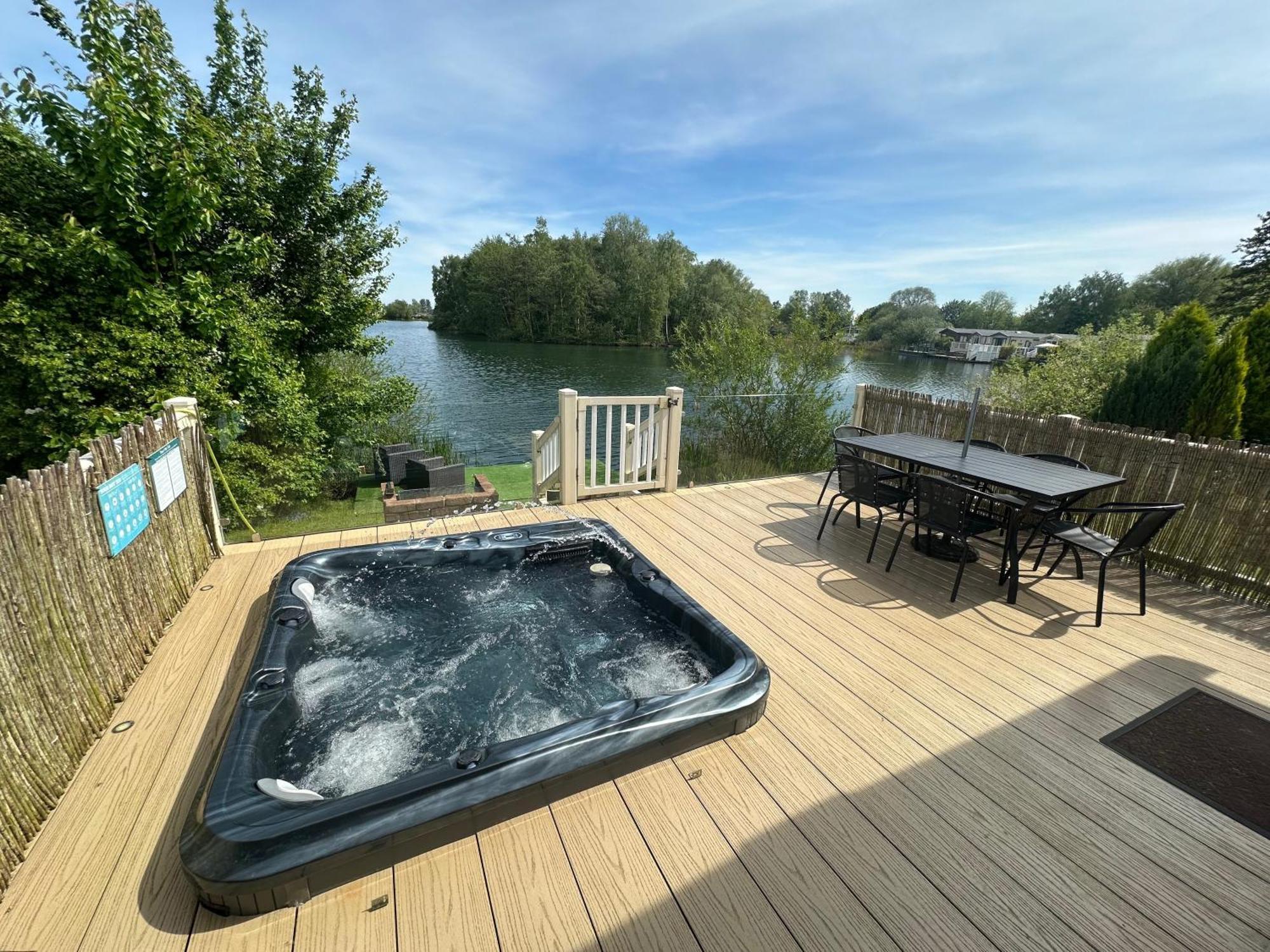Lakeside Retreat 2 With Hot Tub, Private Fishing Peg Situated At Tattershall Lakes Country Park Exteriér fotografie