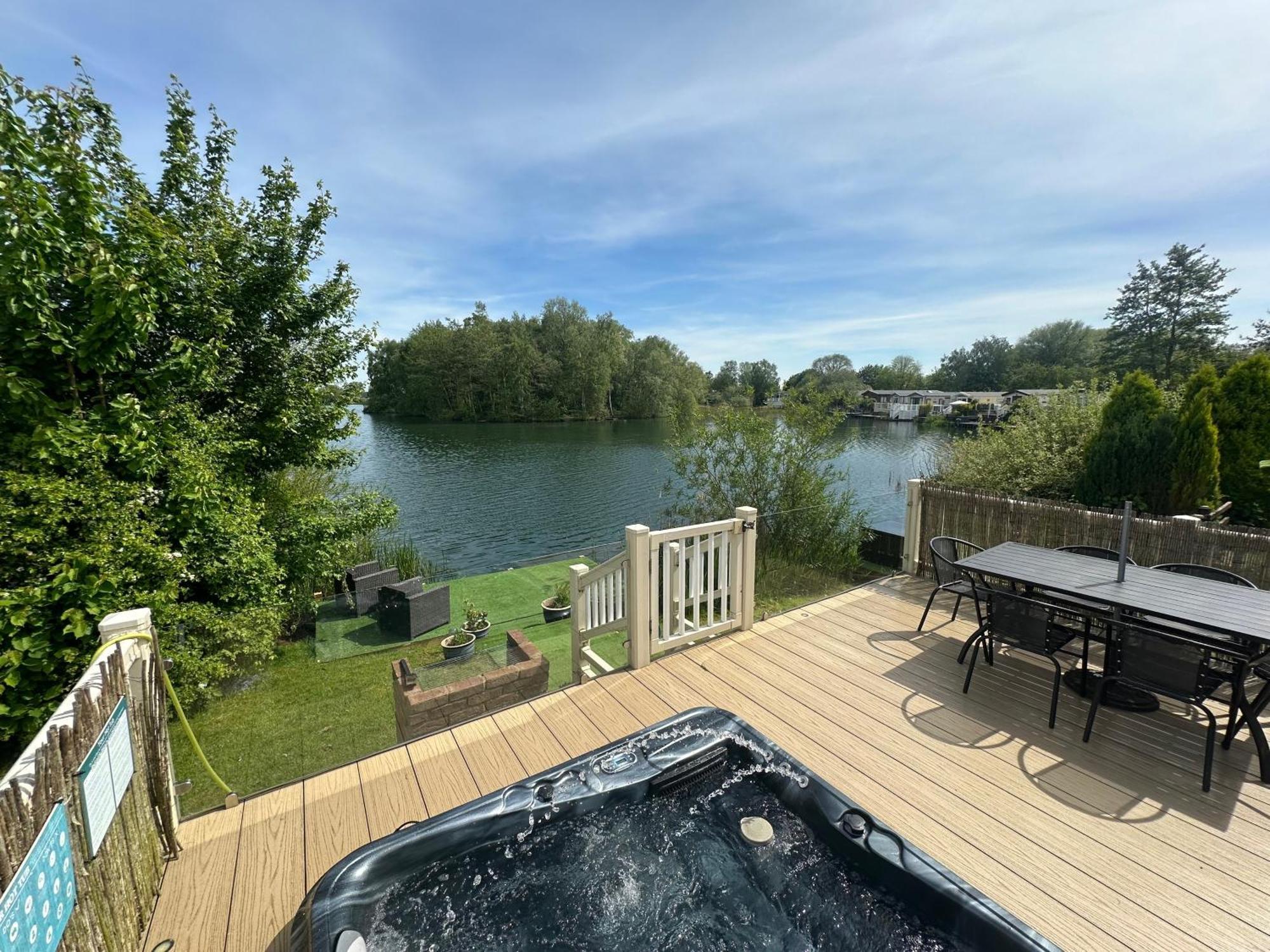 Lakeside Retreat 2 With Hot Tub, Private Fishing Peg Situated At Tattershall Lakes Country Park Exteriér fotografie